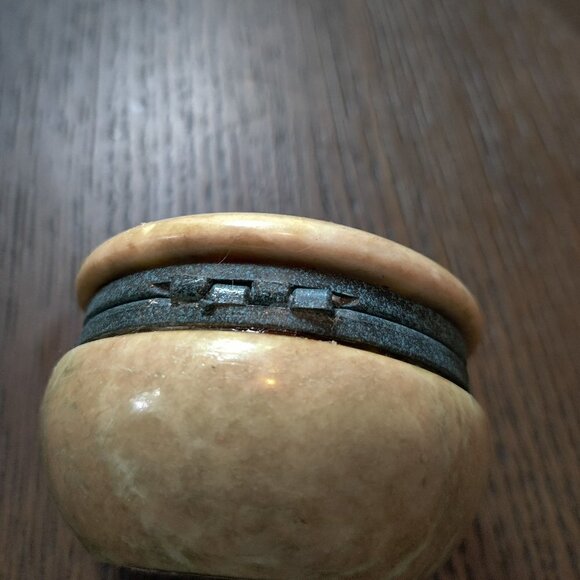 Alabaster Trinket holder handcarved Italy. Light Amber with Red and Green veins - Picture 4 of 6